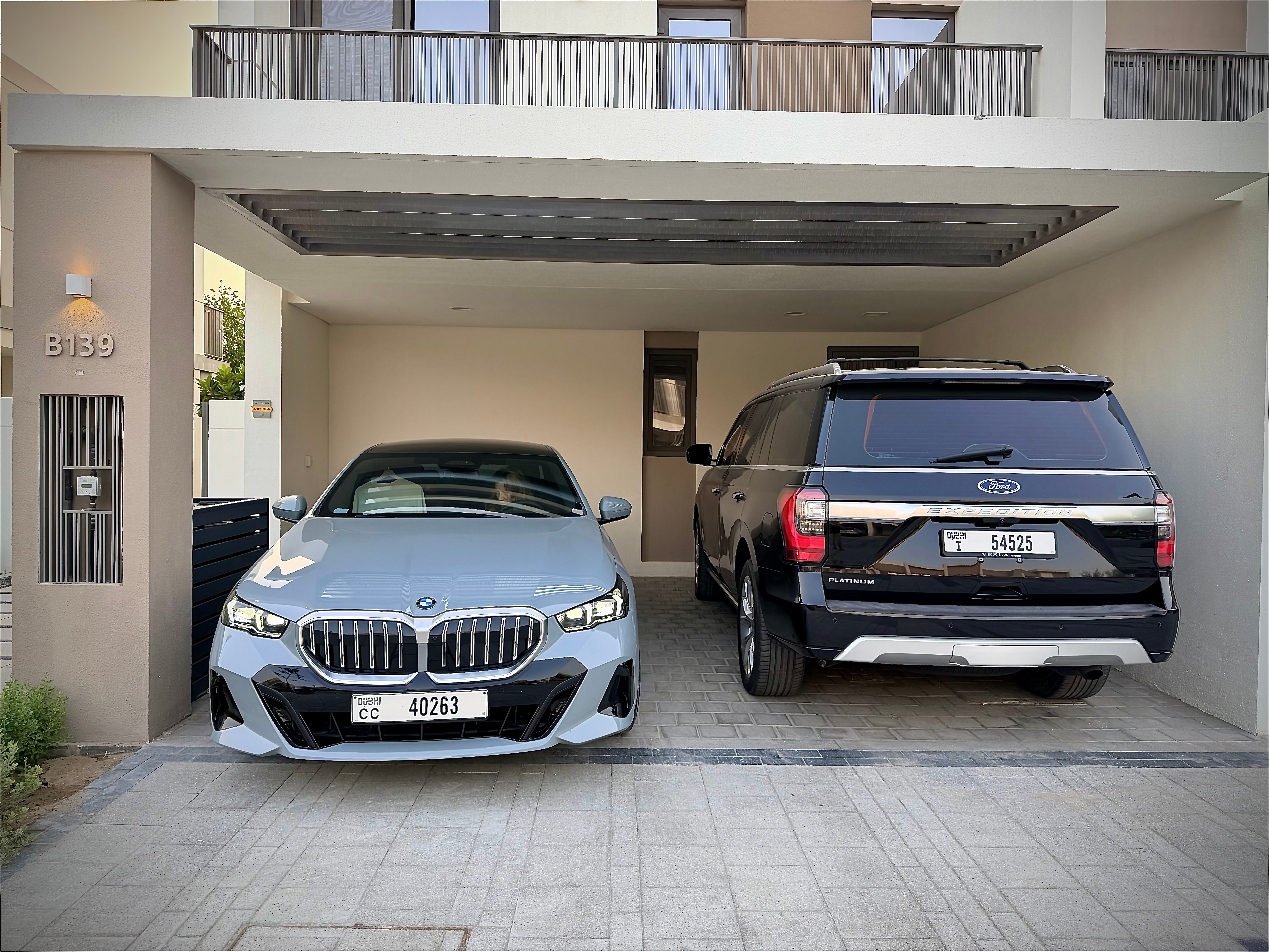 Hellgrün BMW 530i M Sport 2025